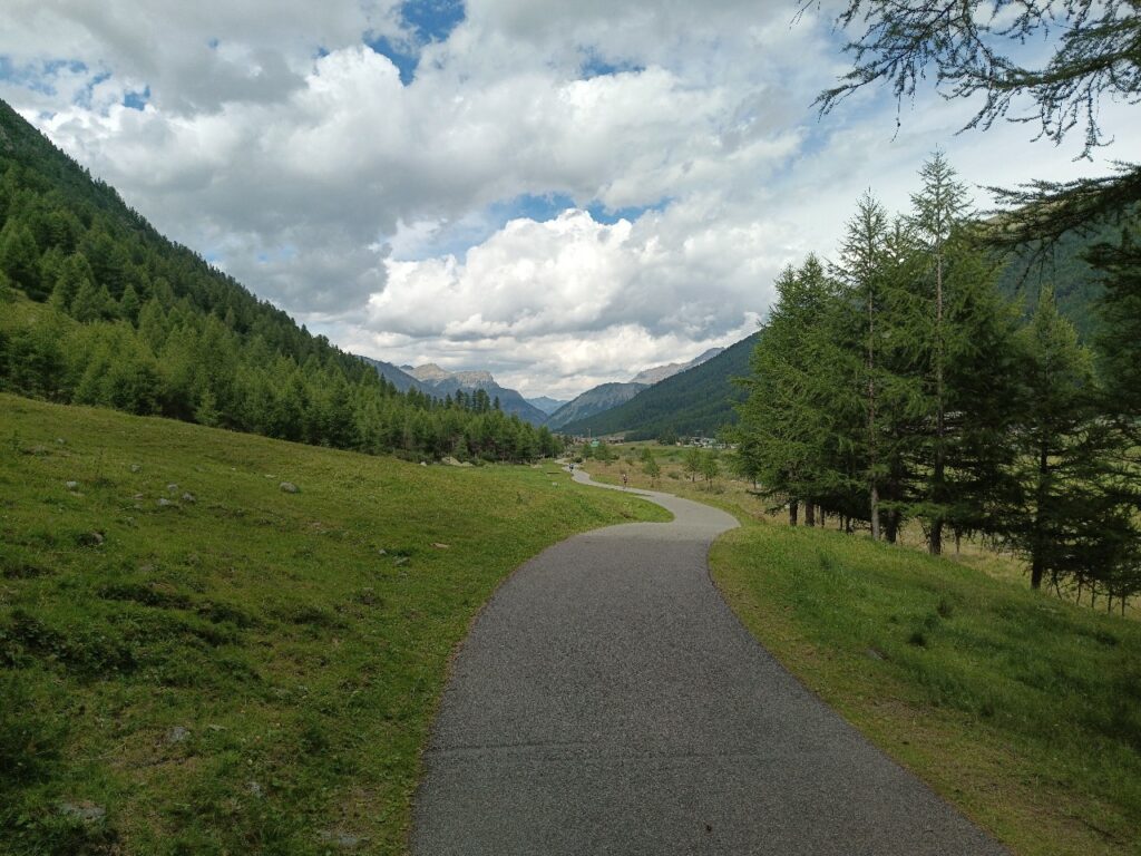 Cycle path and hiking trail in Livigno